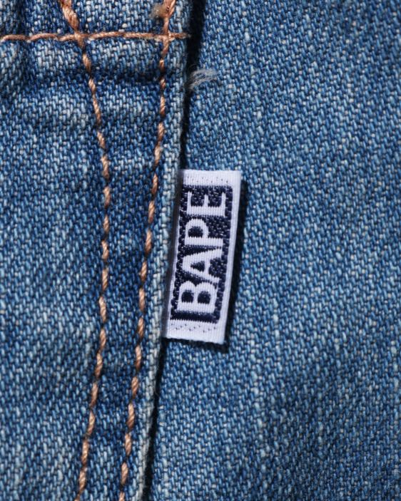 pantalones de mezclilla dañados con parches de camuflaje de color niños mezclilla 26D801630 A Bathing Ape